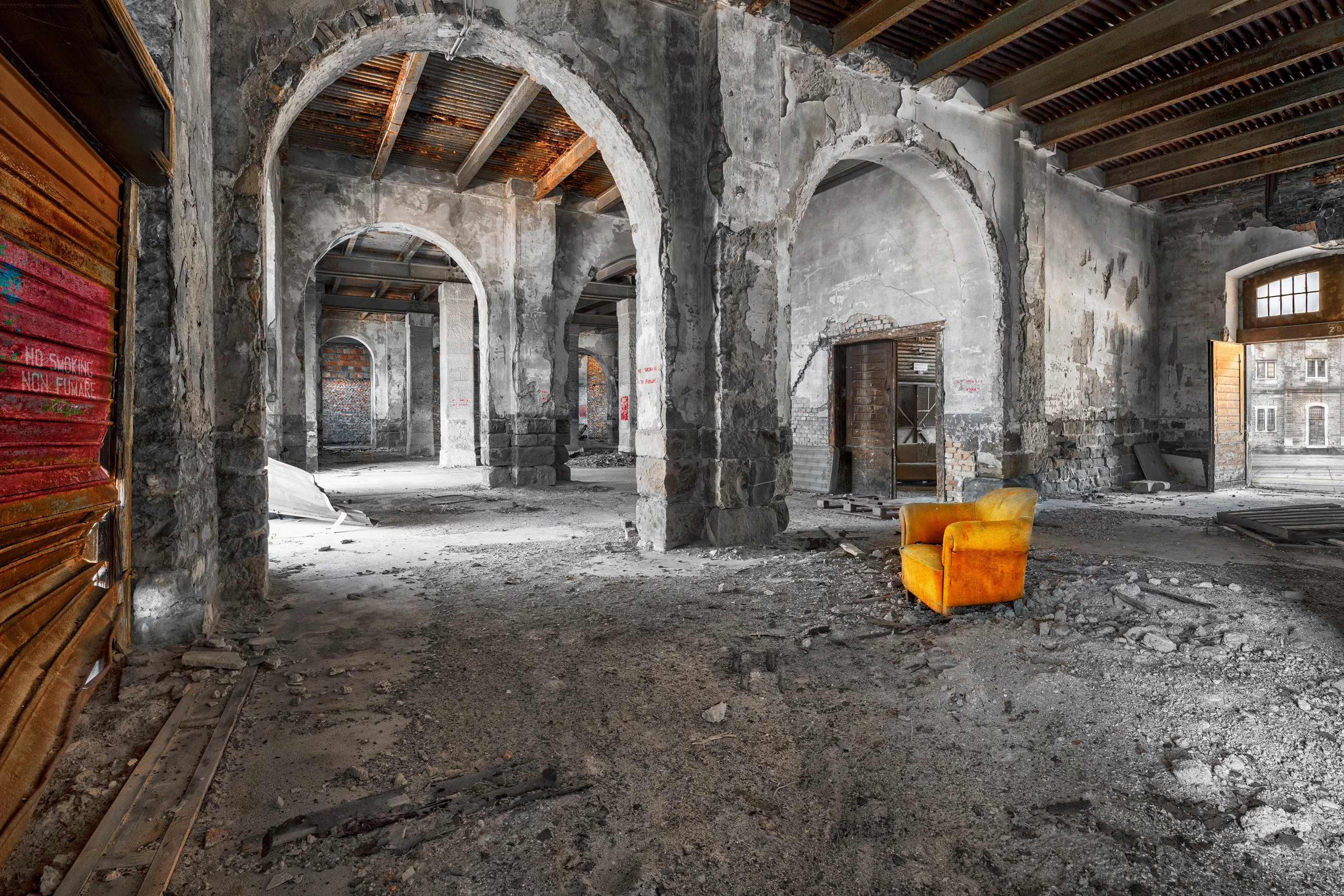 Alter Hafen Lagerhalle, gelber Sessel, Triest, © 2013